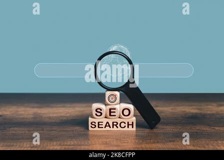 Loupe de verre pour se concentrer sur l'objectif commercial mondial, l'arrière-plan isolé et l'espace de copie. Recherche SEO, but, cible, concept de stratégie. Banque D'Images