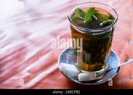 Thé à la menthe marocain traditionnel servi dans un salon de thé rustique dans les montagnes de l'atlas, au Maroc Banque D'Images