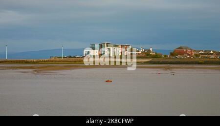 Vue sur Knott End depuis le port de Fleetwood sur la côte du Lancashire, Royaume-Uni, Europe Banque D'Images