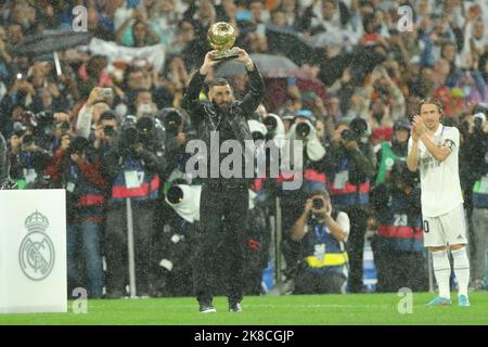 Madrid, Espagne, sur 22 octobre 2022. Karim Benzema avec son ballon d'Or pendant le match de la Liga le jour 11 entre Real Madrid C.F. et Sevilla C.F. au stade Santiago Bernabeu à Madrid, Espagne, on 22 octobre 2022 Credit: Edward F. Peters/Alamy Live News Banque D'Images