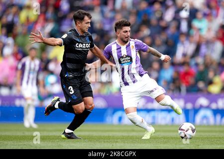 VALLADOLID, ESPAGNE - OCTOBRE 22: Ramon Rodriguez 'Monchu' de Real Valladolid CF rivalise pour la balle avec Martin Zubimendi de Real Sociedad pendant le match de la Liga Santander entre Real Valladolid et Real Sociedad sur 22 octobre 2022 à José Zorrilla à Valladolid, Espagne. Credit: Ricardo Larreina/AFLO/Alay Live News Banque D'Images