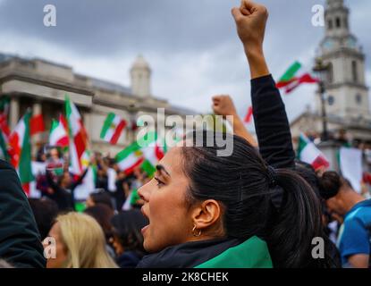 Londres, Royaume-Uni. 22nd octobre 2022. Un manifestant a vu des slogans chantants pendant la démonstration. Des centaines de manifestants se sont rassemblés à Trafalgar Square, à Londres, pour organiser une assemblée de solidarité pour les droits des femmes en Iran. La manifestation est déclenchée par la mort de Masha Amani, qui aurait été battu à mort par la « police de la criminalité » à Téhéran, en Iran. (Photo de Jasmine Leung/SOPA Images/Sipa USA) crédit: SIPA USA/Alay Live News Banque D'Images