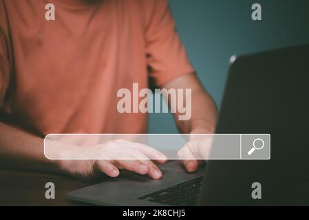 Technologie de recherche de données , optimisation du moteur. Les mains de l'homme en utilisant un ordinateur portable pour rechercher des informations, un emploi, des affaires, des achats en ligne par Sear Banque D'Images