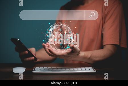 Concept de recherche en ligne. Tenez la terre avec la carte de la terre et le téléphone mobile, Internet en ligne recherche adresse barre dans l'écran virtuel. Onlin Banque D'Images