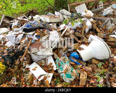 Denham, Uxbridge, Royaume-Uni. 22nd octobre 2022. Déchets ménagers de construction rejetés illégalement dans les bois à Denham, Uxbridge. La quantité de pourboires illégaux à la volée est en augmentation dans de nombreuses régions du Royaume-Uni. Crédit : Maureen McLean/Alay Live News Banque D'Images