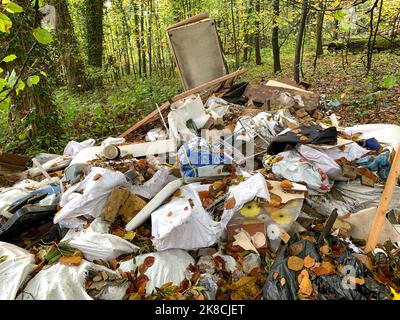 Denham, Uxbridge, Royaume-Uni. 22nd octobre 2022. Déchets ménagers de construction rejetés illégalement dans les bois à Denham, Uxbridge. La quantité de pourboires illégaux à la volée est en augmentation dans de nombreuses régions du Royaume-Uni. Crédit : Maureen McLean/Alay Live News Banque D'Images