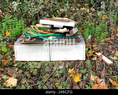 Denham, Uxbridge, Royaume-Uni. 22nd octobre 2022. Déchets ménagers de construction rejetés illégalement dans les bois à Denham, Uxbridge. La quantité de pourboires illégaux à la volée est en augmentation dans de nombreuses régions du Royaume-Uni. Crédit : Maureen McLean/Alay Live News Banque D'Images