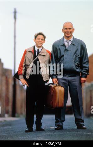 Jamie Bell & Gary Lewis film: Billy Elliot (UK/FR 2000) personnages: Billy Elliot, Dad (Jackie Elliot) Directeur: Stephen Daldry 19 mai 2000 **AVERTISSEMENT** cette photographie est à usage éditorial exclusif et est le droit d'auteur du TITRE DE TRAVAIL et/ou du photographe attribué par la Société de film ou de production et ne peut être reproduite que par des publications dans le cadre de la promotion du film ci-dessus. Un crédit obligatoire pour LE TITRE DE TRAVAIL est requis. Le photographe doit également être crédité lorsqu'il est connu. Aucune utilisation commerciale ne peut être accordée sans l'autorisation écrite de la Société du film. Banque D'Images