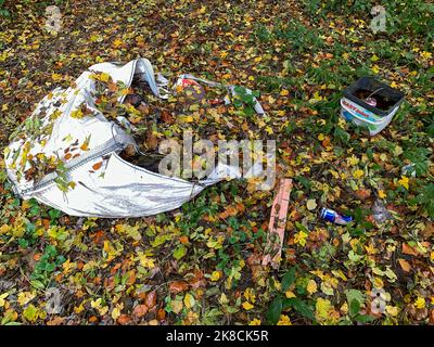 Denham, Uxbridge, Royaume-Uni. 22nd octobre 2022. Déchets ménagers de construction rejetés illégalement dans les bois à Denham, Uxbridge. La quantité de pourboires illégaux à la volée est en augmentation dans de nombreuses régions du Royaume-Uni. Crédit : Maureen McLean/Alay Live News Banque D'Images