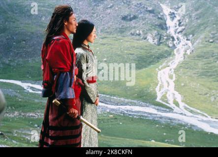 Chang Chen & Zhang Ziyi film: Crouching Tiger, Hidden Dragon (WO hu cang long) TW/CHN/HK/USA 2000, Directeur : ANG Lee 18 mai 2000 **AVERTISSEMENT** cette photographie est destinée à un usage éditorial exclusif et est protégée par les droits d'auteur de SONY PICTURES CLASSIQUES et/ou du photographe attribué par la société film ou production et ne peut être reproduite que par des publications dans le cadre de la promotion du film ci-dessus. Un crédit obligatoire pour LES CLASSIQUES SONY PICTURES est requis. Le photographe doit également être crédité lorsqu'il est connu. Aucune utilisation commerciale ne peut être accordée sans l'autorisation écrite de la Société du film. Banque D'Images
