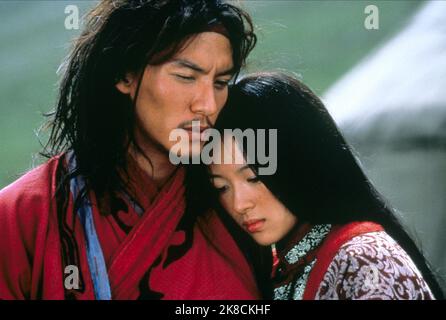 Chang Chen & Zhang Ziyi film: Crouching Tiger, Hidden Dragon (WO hu cang long) TW/CHN/HK/USA 2000, Directeur : ANG Lee 18 mai 2000 **AVERTISSEMENT** cette photographie est destinée à un usage éditorial exclusif et est protégée par les droits d'auteur de SONY PICTURES CLASSIQUES et/ou du photographe attribué par la société film ou production et ne peut être reproduite que par des publications dans le cadre de la promotion du film ci-dessus. Un crédit obligatoire pour LES CLASSIQUES SONY PICTURES est requis. Le photographe doit également être crédité lorsqu'il est connu. Aucune utilisation commerciale ne peut être accordée sans l'autorisation écrite de la Société du film. Banque D'Images