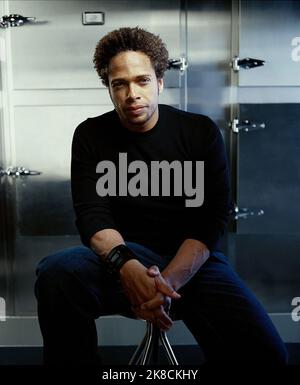 Gary Dourdan film: CSI: Crime Scene Investigation; C.S.I.: Crime Scene Investigation (TV-Serie) USA/CAN 2000-2015, / Alter Titel: 'CSI - Las Vegas' 06 octobre 2000 **AVERTISSEMENT** cette photographie est destinée à un usage éditorial exclusif et est protégée par les droits d'auteur de CBS et/ou du photographe attribué par la société film ou production et ne peut être reproduite que par des publications dans le cadre de la promotion du film ci-dessus. Un crédit obligatoire pour CBS est requis. Le photographe doit également être crédité lorsqu'il est connu. Aucune utilisation commerciale ne peut être accordée sans l'autorisation écrite de la Société du film. Banque D'Images