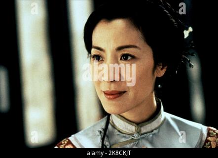 Michelle Yeoh film: Crouching Tiger, Hidden Dragon (WO hu cang long) personnages: Yu Shu lien TW/CHN/HK/USA 2000, Directeur: ANG Lee 18 mai 2000 **AVERTISSEMENT** cette photographie est destinée à un usage éditorial exclusif et est protégée par les droits d'auteur de SONY PICTURES CLASSIQUES et/ou du photographe attribué par la société film ou production et ne peut être reproduite que par des publications dans le cadre de la promotion du film ci-dessus. Un crédit obligatoire pour LES CLASSIQUES SONY PICTURES est requis. Le photographe doit également être crédité lorsqu'il est connu. Aucune utilisation commerciale ne peut être accordée sans l'autorisation écrite de film Compas Banque D'Images
