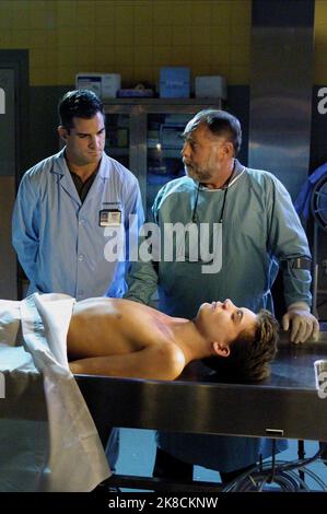 George EADS & Robert David Hall film: CSI: Crime Scene Investigation; C.S.I.: Crime Scene Investigation (TV-Serie) USA/CAN 2000-2015, / Alter Titel: 'CSI - Las Vegas' 06 octobre 2000 **AVERTISSEMENT** cette photographie est destinée à un usage éditorial exclusif et est protégée par les droits d'auteur de CBS et/ou du photographe attribué par la société film ou production et ne peut être reproduite que par des publications dans le cadre de la promotion du film ci-dessus. Un crédit obligatoire pour CBS est requis. Le photographe doit également être crédité lorsqu'il est connu. Aucune utilisation commerciale ne peut être accordée sans l'autorisation écrite du film COM Banque D'Images