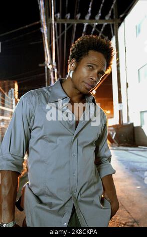 Gary Dourdan film: CSI: Crime Scene Investigation; C.S.I.: Crime Scene Investigation (TV-Serie) USA/CAN 2000-2015, / Alter Titel: 'CSI - Las Vegas' 06 octobre 2000 **AVERTISSEMENT** cette photographie est destinée à un usage éditorial exclusif et est protégée par les droits d'auteur de CBS et/ou du photographe attribué par la société film ou production et ne peut être reproduite que par des publications dans le cadre de la promotion du film ci-dessus. Un crédit obligatoire pour CBS est requis. Le photographe doit également être crédité lorsqu'il est connu. Aucune utilisation commerciale ne peut être accordée sans l'autorisation écrite de la Société du film. Banque D'Images