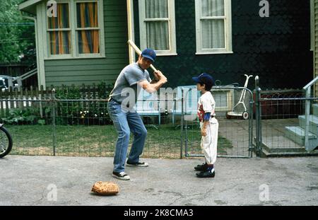 Dennis Quaid & Daniel Henson film: Fréquence (2000) personnages: Frank Sullivan & Johnny Sullivan (6 ans) Directeur: Gregory Hoblitt 28 avril 2000 **AVERTISSEMENT** cette photographie est destinée à un usage éditorial exclusif et est le droit d'auteur d'UN NOUVEAU CINÉMA DE LIGNE et/ou du photographe assigné par la Société de film ou de production et ne peut être reproduite que par des publications en conjonction avec la promotion du film ci-dessus. Un crédit obligatoire pour UNE NOUVELLE LIGNE DE CINÉMA est requis. Le photographe doit également être crédité lorsqu'il est connu. Aucune utilisation commerciale ne peut être accordée sans l'autorisation écrite de la Société du film. Banque D'Images