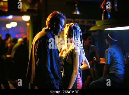 Nicolas cage & Angelina Jolie film: Parti en 60 secondes; parti en soixante secondes (USA 2000) personnages: Memphis Raines & Sara 'Sway' Wayland Directeur: Dominic Sena 05 juin 2000 **AVERTISSEMENT** cette photographie est à usage éditorial exclusif et est le copyright des IMAGES TOUCHSTONE et/ou le photographe assigné par la Société de film ou de production et ne peut être reproduite que par des publications en conjonction avec la promotion du film ci-dessus. Un crédit obligatoire pour LES PHOTOS TOUCHSTONE est requis. Le photographe doit également être crédité lorsqu'il est connu. Aucune utilisation commerciale ne peut être accordée sans autorisation écrite Banque D'Images