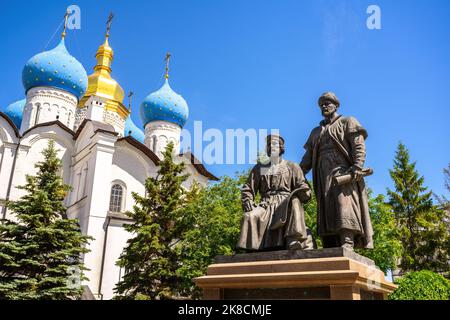 Monument aux architectes du Kremlin de Kazan à la cathédrale d'Annonciation du Kremlin de Kazan, Tatarstan, Russie. Vue sur les statues, le ciel et Banque D'Images