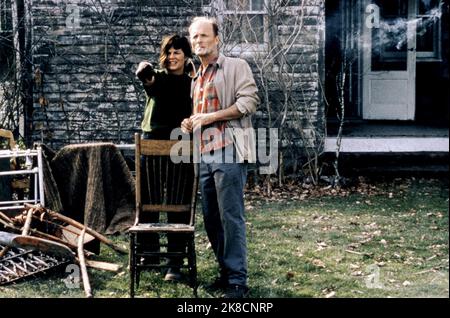 Marcia gay Harden & Ed Harris film: Pollock (USA 2000) personnages: Lee Krasner & Jackson Pollock Directeur: Ed Harris 06 septembre 2000 **AVERTISSEMENT** cette photographie est destinée à un usage éditorial exclusif et est le copyright des CLASSIQUES SONY PICTURES et/ou le photographe attribué par la société film ou production et ne peut être reproduite que par des publications dans le cadre de la promotion du film ci-dessus. Un crédit obligatoire pour LES CLASSIQUES SONY PICTURES est requis. Le photographe doit également être crédité lorsqu'il est connu. Aucune utilisation commerciale ne peut être accordée sans l'autorisation écrite de la Société du film. Banque D'Images