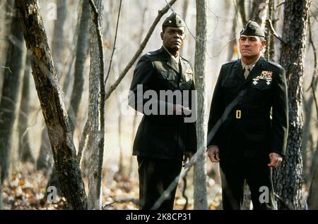 Samuel L. Jackson & Tommy Lee Jones film: Rules of engagement (USA/CAN/UK/DE 2000) personnages: Colonel Terry L. Childers & colonel Hayes 'Hodge' Hodges Directeur: William Friedkin 07 avril 2000 **AVERTISSEMENT** cette photographie est destinée à un usage éditorial exclusif et est protégée par les droits d'auteur des IMAGES DE PARAMOUNT et/ou du photographe attribué par la Société de film ou de production et ne peut être reproduite que par des publications dans le cadre de la promotion du film ci-dessus. Un crédit obligatoire pour LES PHOTOS PARAMOUNT est requis. Le photographe doit également être crédité lorsqu'il est connu. Aucune utilisation commerciale ne peut être accordée sans wr Banque D'Images