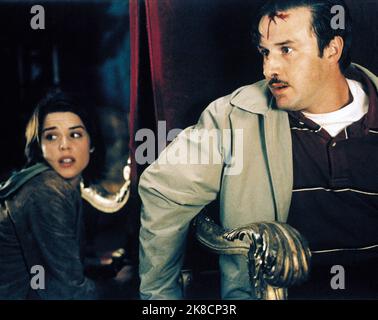 Neve Campbell & David Arquette film: Scream 3 (USA 2000) personnages: Sidney Prescott, Dewey Riley Directeur: WES Craven 03 février 2000 **AVERTISSEMENT** cette photographie est destinée à un usage éditorial exclusif et est protégée par les droits d'auteur des FILMS DIMENSION et/ou du photographe attribué par la Société de film ou de production et ne peut être reproduite que par des publications dans le cadre de la promotion du film ci-dessus. Un crédit obligatoire pour LES FILMS DIMENSION est requis. Le photographe doit également être crédité lorsqu'il est connu. Aucune utilisation commerciale ne peut être accordée sans l'autorisation écrite de la Société du film. Banque D'Images