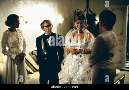 Woody Allen & Tracey Ullman film: Small Time Crooks (USA 2000) personnages: Ray & Frenchy Directeur: Woody Allen 19 mai 2000 **AVERTISSEMENT** cette photographie est destinée à un usage éditorial exclusif et est le copyright de DREAMWORKS et/ou le photographe assigné par la Société de film ou de production et ne peut être reproduite que par des publications en conjonction avec la promotion du film ci-dessus. Un crédit obligatoire pour DREAMWORKS est requis. Le photographe doit également être crédité lorsqu'il est connu. Aucune utilisation commerciale ne peut être accordée sans l'autorisation écrite de la Société du film. Banque D'Images