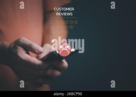 Expérience client concept insatisfait, homme d'affaires mécontent client avec tristesse émotion visage sur l'écran de smartphone, mauvaise critique, mauvais service n'aime pas b Banque D'Images