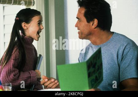 Taylor Anne Reid & Arnold Schwarzenegger film: The 6th Day (2000) personnages: Clara Gibson & Adam Gibson Directeur: Roger Spottiswoode 28 octobre 2000 **AVERTISSEMENT** cette photographie est destinée à un usage éditorial exclusif et est protégée par les droits d'auteur de COLUMBIA et/ou du photographe assigné par la Société du film ou de la production et ne peut être reproduite que par des publications dans le cadre de la promotion du film ci-dessus. Un crédit obligatoire pour LA COLOMBIE est requis. Le photographe doit également être crédité lorsqu'il est connu. Aucune utilisation commerciale ne peut être accordée sans l'autorisation écrite de la Société du film. Banque D'Images