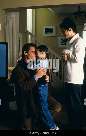 Arnold Schwarzenegger, Taylor Anne Reid & Wendy Crewson film: The 6th Day (2000) personnages: Adam Gibson,Clara Gibson & Natalie Gibson Directeur: Roger Spottiswoode 28 octobre 2000 **AVERTISSEMENT** cette photographie est destinée à un usage éditorial exclusif et est protégée par les droits d'auteur de COLUMBIA et/ou du photographe assigné par la Société du film ou de la production et ne peut être reproduite que par des publications dans le cadre de la promotion du film ci-dessus. Un crédit obligatoire pour LA COLOMBIE est requis. Le photographe doit également être crédité lorsqu'il est connu. Aucune utilisation commerciale ne peut être accordée sans l'autorisation écrite de l'IF Banque D'Images