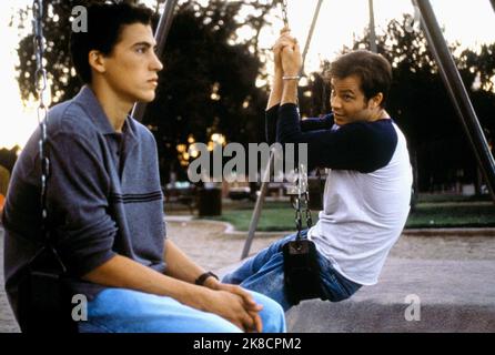 Andrew Keegan & Timothy Olyphant film: The Broken Hearts Club: A Romantic Comedy (USA 2000) personnages: Kevin,Dennis Directeur: Greg Berlanti 29 janvier 2000 **AVERTISSEMENT** cette photographie est à usage éditorial exclusif et est le droit d'auteur de LA BANNIÈRE DE DIVERTISSEMENT et/ou du photographe assigné par la Société de film ou de production et ne peut être reproduite que par des publications en conjonction avec la promotion du film ci-dessus. Un crédit obligatoire est requis pour LE DIVERTISSEMENT EN BANDEAU. Le photographe doit également être crédité lorsqu'il est connu. Aucune utilisation commerciale ne peut être accordée sans l'autorisation écrite du F Banque D'Images