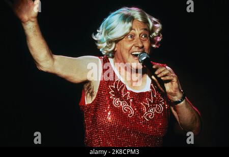 John Mahoney film: The Broken Hearts Club: A Romantic Comedy (USA 2000) personnages: Jack Director: Greg Berlanti 29 janvier 2000 **AVERTISSEMENT** cette photographie est à usage éditorial exclusif et est le droit d'auteur de LA BANNIÈRE DE DIVERTISSEMENT et/ou du photographe assigné par la Société de film ou de production et ne peut être reproduite que par des publications en conjonction avec la promotion du film ci-dessus. Un crédit obligatoire est requis pour LE DIVERTISSEMENT EN BANDEAU. Le photographe doit également être crédité lorsqu'il est connu. Aucune utilisation commerciale ne peut être accordée sans l'autorisation écrite de la Société du film. Banque D'Images