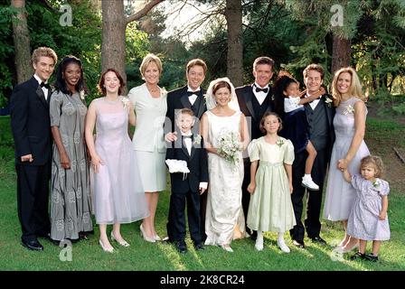 Matthew Harbour, Alan Thicke, Tracey Gold, Joanna Kerns, Kirk Cameron, Chelsea Noble, Brandon Douglas, Ashley Johnson & Jeremy Miller film: The grandir pains Movie (TV-film) personnages: Jack coffer, Jason Seaver, Carol Seaver, Maggie Seaver, Mike Seaver, Kate MacDonald-Seaver, Scott Coffer, Chrissy Seaver, Ben Seaver USA 2000, Directeur: Alan Metter 05 novembre 2000 **AVERTISSEMENT** cette photographie est destinée à un usage éditorial exclusif et est le copyright de WARNER BROS. LA TÉLÉVISION et/ou le photographe désigné par la Société de film ou de production et ne peut être reproduit que par des publications en conjonction avec wi Banque D'Images
