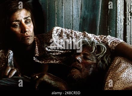 Janet McTeer & Bruce Davison film: The King is Alive (2000) personnages: Liz & Ray Director: Kristian Levring 11 mai 2000 **AVERTISSEMENT** cette photographie est à usage éditorial exclusif et est le droit d'auteur d'UN NOUVEAU FILM INTERNATIONAL et/ou le photographe assigné par la Société de film ou de production et ne peut être reproduite que par des publications dans le cadre de la promotion du film ci-dessus. Un crédit obligatoire pour LE NOUVEAU FILM INTERNATIONAL est requis. Le photographe doit également être crédité lorsqu'il est connu. Aucune utilisation commerciale ne peut être accordée sans l'autorisation écrite de la Société du film. Banque D'Images