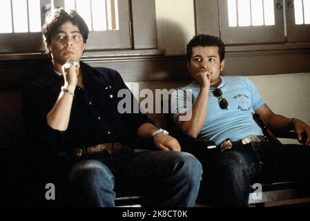 Benicio Del Toro & Jacob Vargas film: Traffic (2000) personnages: Javier Rodriguez & Manolo Sanchez Directeur: Steven Soderbergh 27 décembre 2000 **AVERTISSEMENT** cette photographie est destinée à un usage éditorial exclusif et est protégée par les droits d'auteur des FILMS américains et/ou du photographe attribué par la Société de film ou de production et ne peut être reproduite que par des publications dans le cadre de la promotion du film ci-dessus. Un crédit obligatoire pour LES FILMS des États-Unis est requis. Le photographe doit également être crédité lorsqu'il est connu. Aucune utilisation commerciale ne peut être accordée sans l'autorisation écrite de la Société du film. Banque D'Images