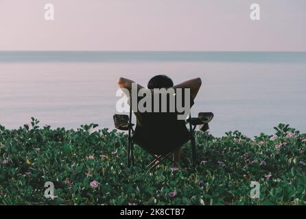 le Man se détendre sur la plage, vue arrière, sain et concept de vacances. Banque D'Images