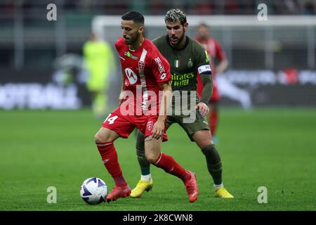 Patrick Ciurria d'AC Monza contrôle le ballon pendant la série Un match entre AC Milan et AC Monza au Stadio Giuseppe Meazza sur 22 octobre 2022 à Milan, Italie . Banque D'Images