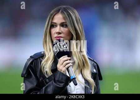 Diletta Leotta, jounaliste de DAZN Italia, pendant la série Un match de football entre AC Milan et AC Monza au Stadio Giuseppe Meazza sur 22 octobre 2022 à Milan, Italie . Banque D'Images