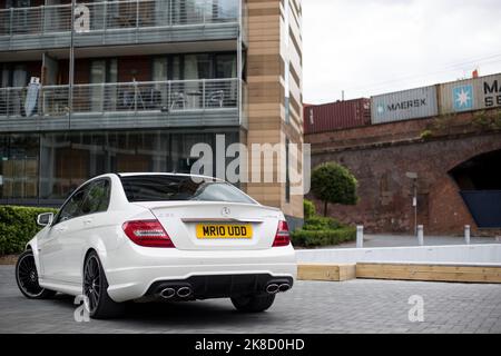 La Mercedes Benz 2014 C63 AMG Saloon W204 a terminé en blanc diamant lors D'Une soirée ensoleillée à Manchester Banque D'Images