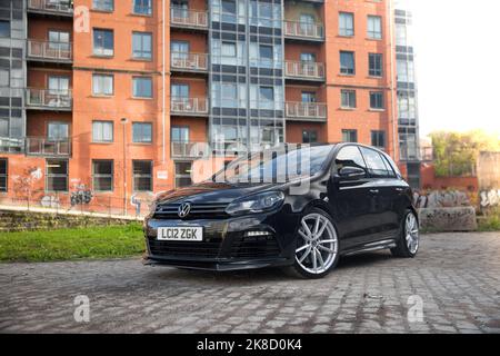 A modifié Indium Deep Black Pearl 2012 Volkswagen Golf R MK6 Hatchback avec roues en alliage d'argent avec Bodykit de rechange en fibre de carbone Banque D'Images