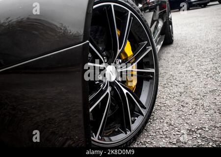 Le logo Aston Martin sur la roue de la voiture sur Une série carbone 2013 Aston Martin V12 Vanquish S en noir et blanc Banque D'Images