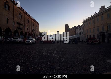 Place Sordello avec voitures et tentes au crépuscule Banque D'Images