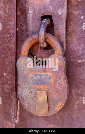 Un cadenas rouillé sur la prison Old Show Low. Afficher Low, Arizona. Banque D'Images