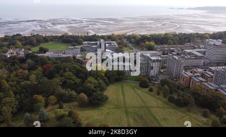 Archives aériennes photo de l'université de Swansea et de la baie de Swansea au-dessus du parc de Singleton , automne 2022 Banque D'Images