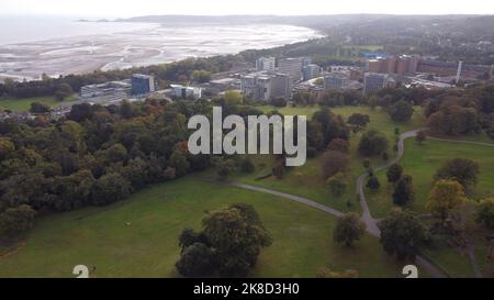 Archives aériennes photo de l'université de Swansea et de la baie de Swansea au-dessus du parc de Singleton , automne 2022 Banque D'Images