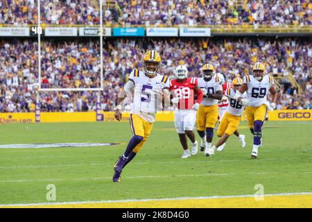 Bâton Rouge, LA, États-Unis. 22nd octobre 2022. Jayden Daniels (5) court pour la zone finale lors du match de football de la NCAA entre les rebelles Ole Miss et les Tigres LSU au Tiger Stadium de Baton Rouge, EN LOUISIANE. Jonathan Mailhes/CSM/Alamy Live News Banque D'Images