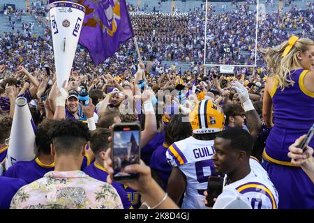 Bâton Rouge, LA, États-Unis. 22nd octobre 2022. Les fans, les joueurs et les meneurs de LSU célèbrent sur le terrain après la victoire de LSU sur les rebelles Ole Miss au Tiger Stadium de Baton Rouge, EN LOUISIANE. Jonathan Mailhes/CSM/Alamy Live News Banque D'Images