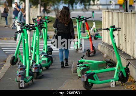 Bucarest, Roumanie - 07 octobre 2022: Les scooters électriques à boulon sont garés à tort, bloquant l'accès sur le trottoir de Bucarest. Cette image est pour edito Banque D'Images