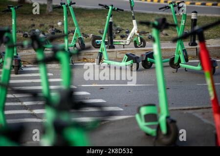 Bucarest, Roumanie - 07 octobre 2022: Les scooters électriques à boulon sont garés à tort, bloquant l'accès sur le trottoir de Bucarest. Cette image est pour edito Banque D'Images