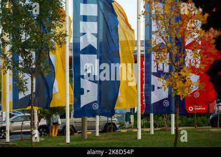 Bucarest, Roumanie - 07 octobre 2022: Drapeaux avant du magasin IKEA Bucarest Baneasa, dans le nord de Bucarest, Roumanie. Banque D'Images
