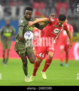 Milan, Italie. 22nd octobre 2022. Le Divock Origi (L) d'AC Milan vie avec Andrea Carboni de Monza lors de leur série A football à Milan, Italie, 22 octobre 2022. Credit: Daniele Mascolo/Xinhua/Alay Live News Banque D'Images